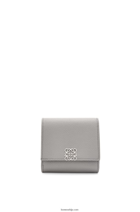 Loewe Жене анаграм компактни новчаник са преклопом од телеће коже од шљунчаног зрна бисерно сива HJTY1207
