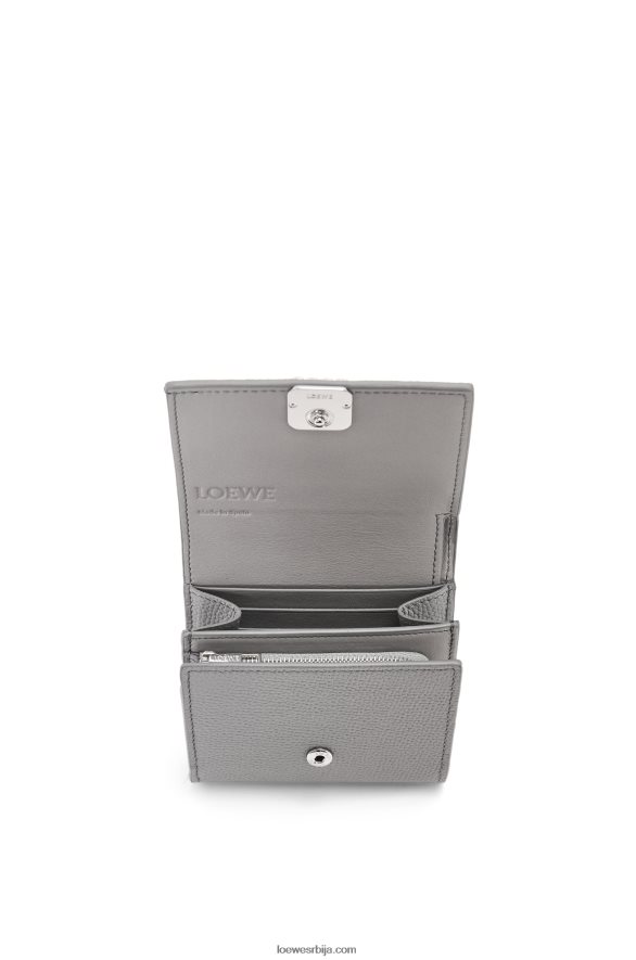 Loewe Жене анаграм компактни новчаник са преклопом од телеће коже од шљунчаног зрна бисерно сива HJTY1207