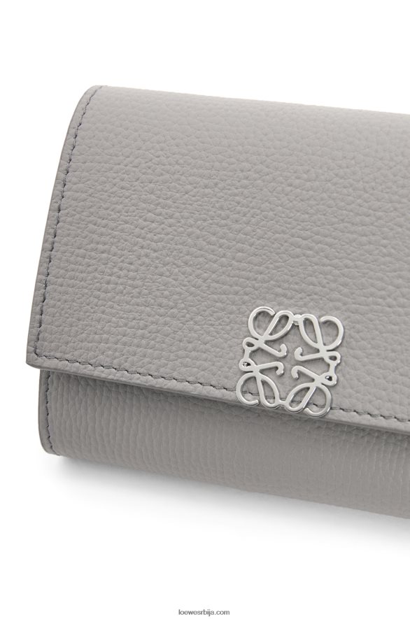 Loewe Жене анаграм мали вертикални новчаник од телеће коже шљунчаног зрна бисерно сива HJTY1208