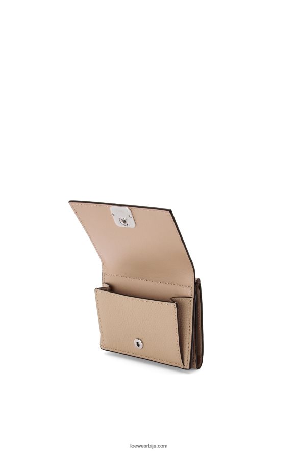 Loewe Жене анаграм троструки новчаник од телеће коже шљунчаног зрна песак HJTY1214