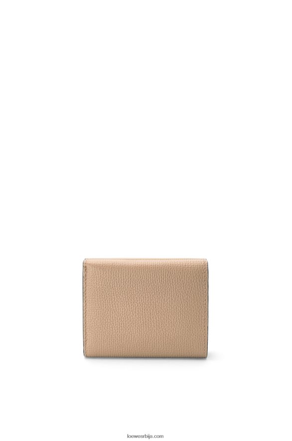 Loewe Жене анаграм троструки новчаник од телеће коже шљунчаног зрна песак HJTY1214