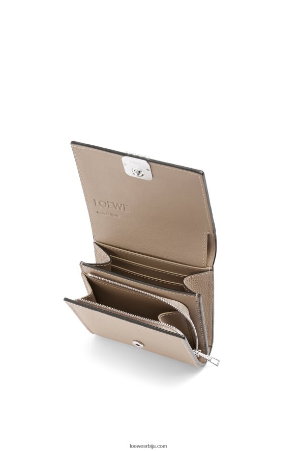 Loewe Жене анаграм компактни новчаник са преклопом од телеће коже од шљунчаног зрна песак HJTY1215