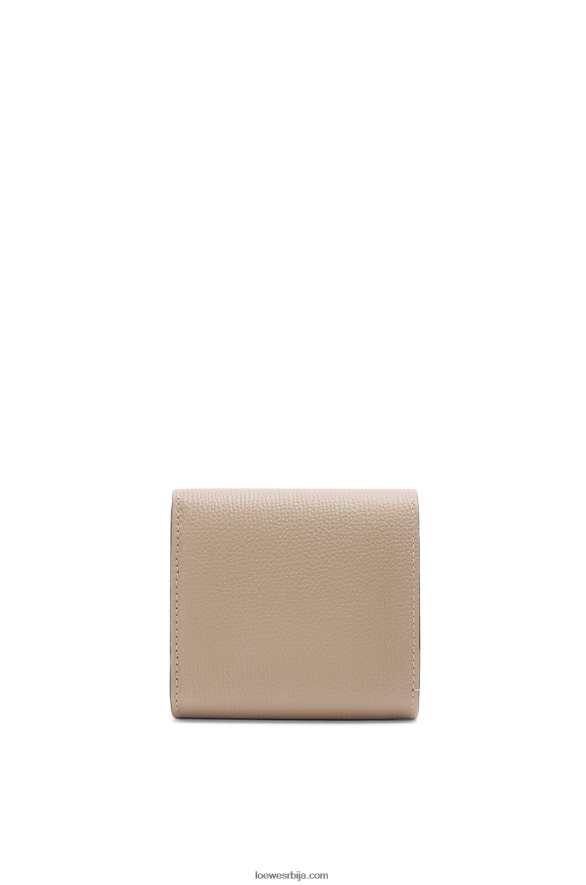 Loewe Жене анаграм компактни новчаник са преклопом од телеће коже од шљунчаног зрна песак HJTY1215