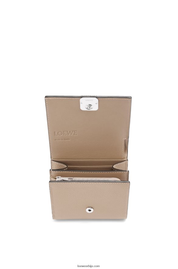 Loewe Жене анаграм компактни новчаник са преклопом од телеће коже од шљунчаног зрна песак HJTY1215