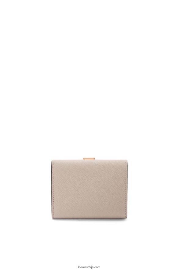 Loewe Жене троструки новчаник од мекане телеће коже лагани зоб/мед HJTY1219