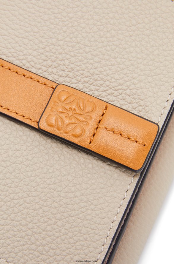 Loewe Жене троструки новчаник од мекане телеће коже лагани зоб/мед HJTY1219
