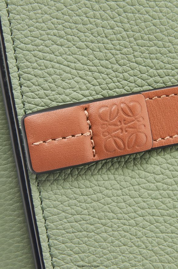 Loewe Жене троструки новчаник од мекане телеће коже рузмарин/тан HJTY1223