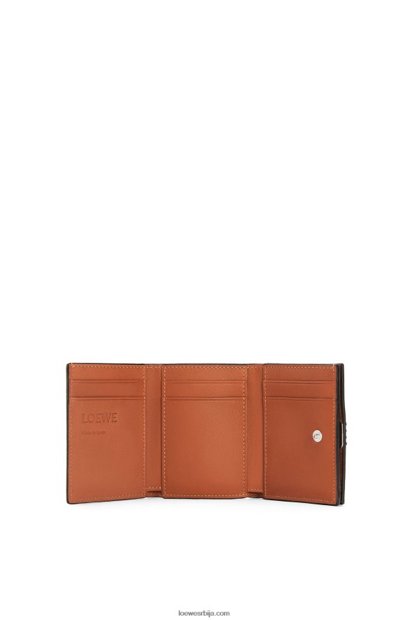 Loewe Жене анаграм троструки новчаник од телеће коже шљунчаног зрна тан HJTY1230