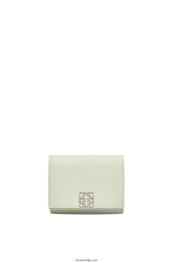 Loewe Жене анаграм троструки новчаник од телеће коже шљунчаног зрна светли селадон HJTY1232