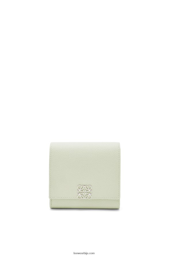 Loewe Жене анаграм компактни новчаник са преклопом од телеће коже од шљунчаног зрна светли селадон HJTY1233