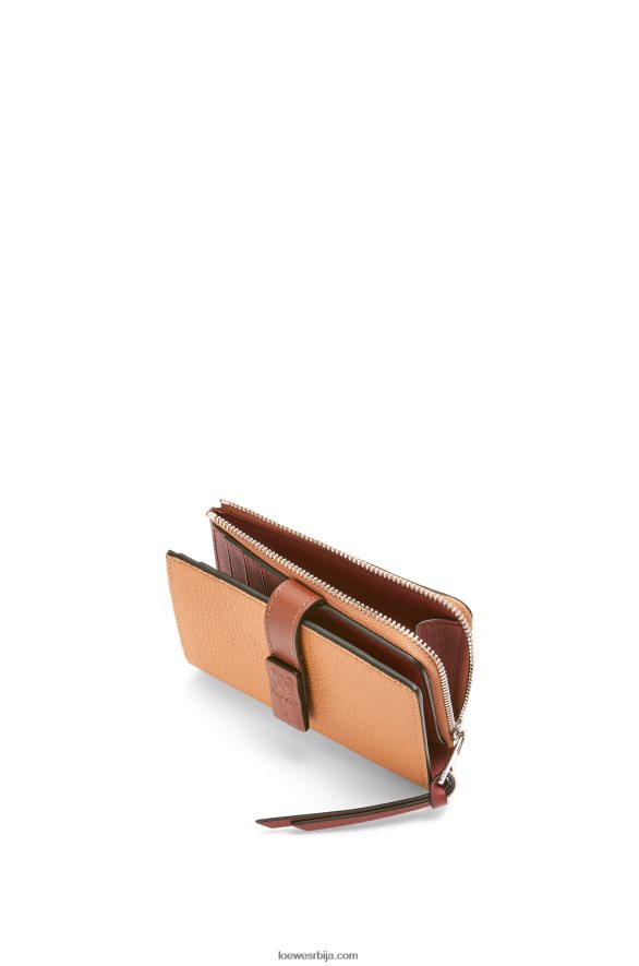 Loewe Жене танак новчаник са патентним затварачем од мекане телеће коже лагана карамела/пекан HJTY1255
