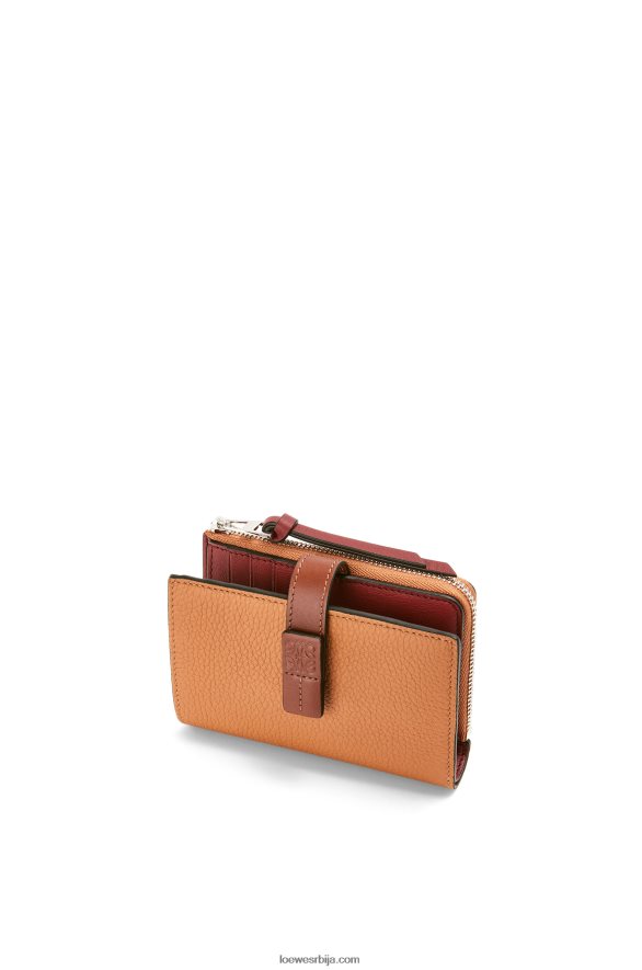 Loewe Жене танак новчаник са патентним затварачем од мекане телеће коже лагана карамела/пекан HJTY1255