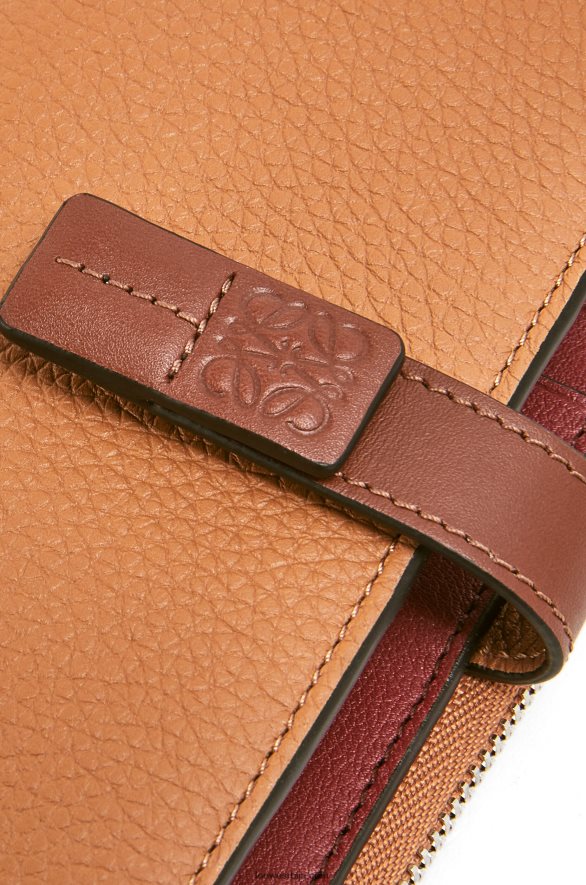Loewe Жене танак новчаник са патентним затварачем од мекане телеће коже лагана карамела/пекан HJTY1255