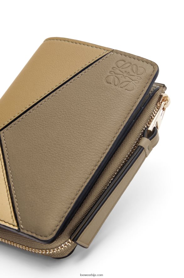 Loewe Жене пуззле танак двослојни новчаник од класичног телета глина зелена / путер HJTY1258