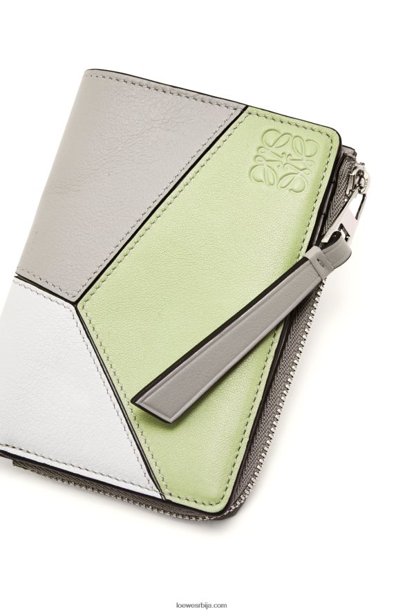 Loewe Жене пуззле танак двослојни новчаник од класичног телета пепељасто сиви/светли селадон HJTY1260