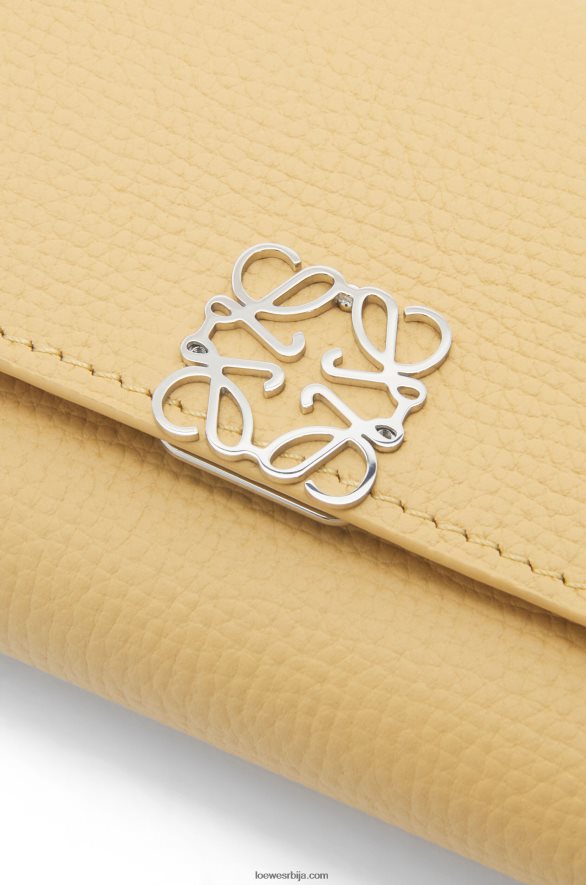 Loewe Жене анаграм мали вертикални новчаник од телеће коже шљунчаног зрна тамни путер HJTY1264