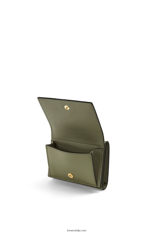 Loewe Жене поновљени троструки новчаник од рељефне свилене телеће коже зелени авокадо HJTY1277