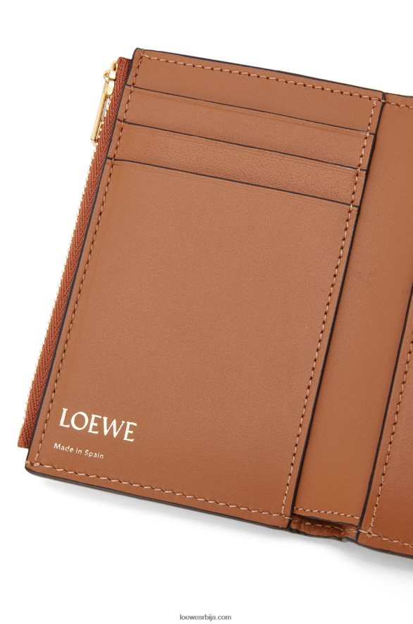 Loewe Жене поновите мали вертикални новчаник од рељефне свилене телеће коже тан HJTY1280