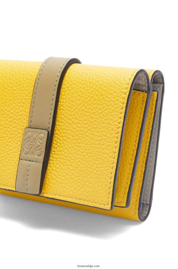 Loewe Жене троструки новчаник од мекане телеће коже жуто / глинено зелено HJTY1284