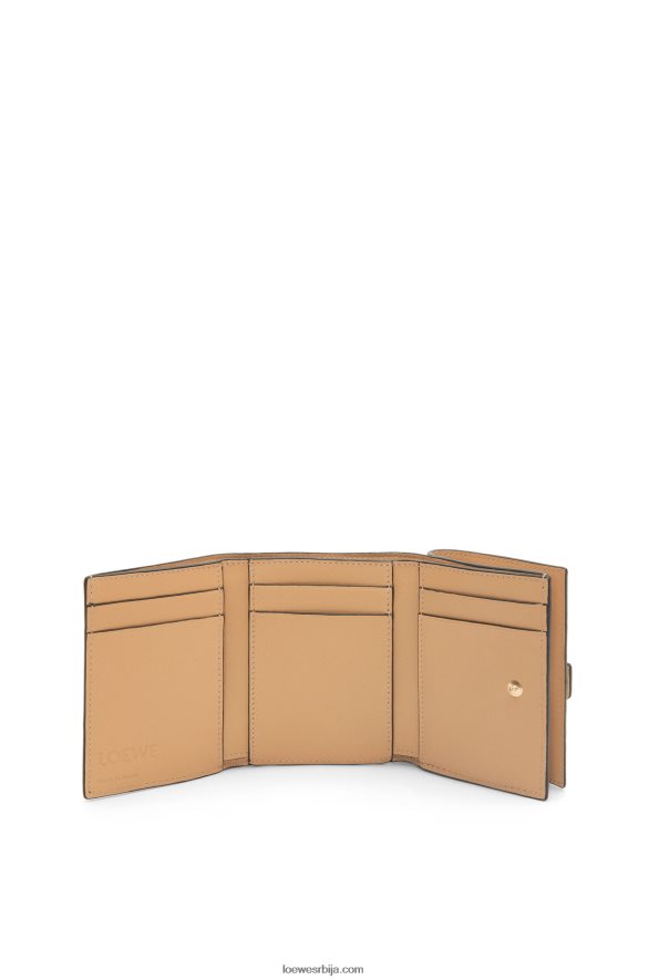Loewe Жене троструки новчаник од мекане телеће коже путер/бледи лимун HJTY1285