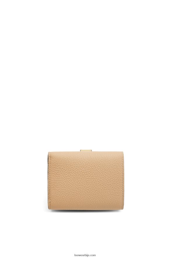 Loewe Жене троструки новчаник од мекане телеће коже путер/бледи лимун HJTY1285