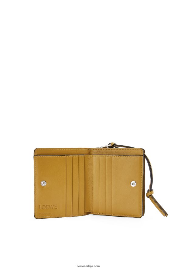 Loewe Жене бренд компактни новчаник са патент затварачем од класичне телеће коже тан/окер HJTY1301