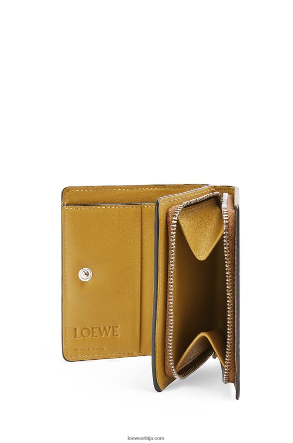 Loewe Жене бренд компактни новчаник са патент затварачем од класичне телеће коже тан/окер HJTY1301