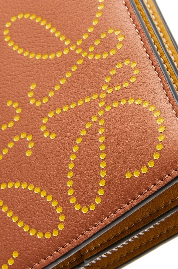 Loewe Жене бренд компактни новчаник са патент затварачем од класичне телеће коже тан/окер HJTY1301