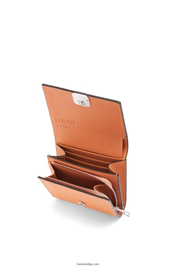 Loewe Жене анаграм компактни новчаник са преклопом од телеће коже од шљунчаног зрна корални гребен HJTY1307
