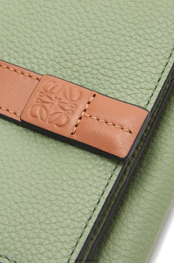 Loewe Жене троструки новчаник од мекане телеће коже рузмарин/тан HJTY1314