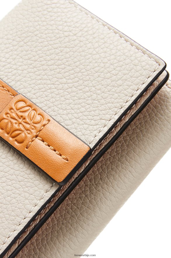 Loewe Жене троструки новчаник од мекане телеће коже лагани зоб/мед HJTY1315