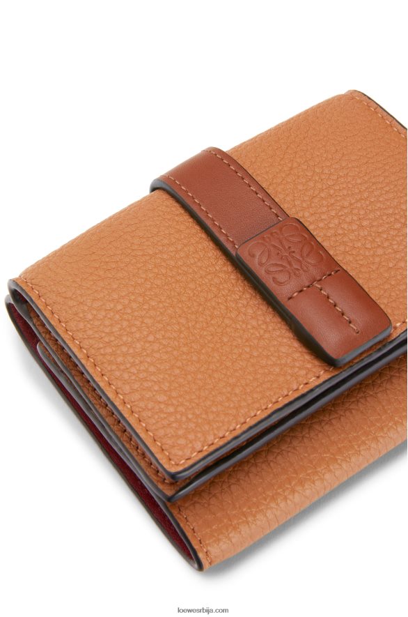 Loewe Жене троструки новчаник од мекане телеће коже лагана карамела/пекан HJTY1316