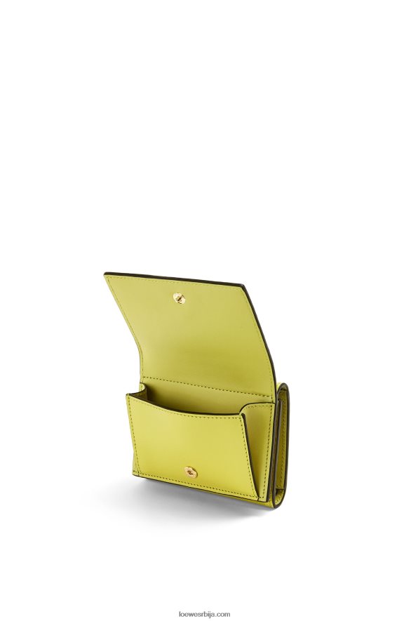 Loewe Жене поновљени троструки новчаник од рељефне свилене телеће коже лимето жута HJTY1317