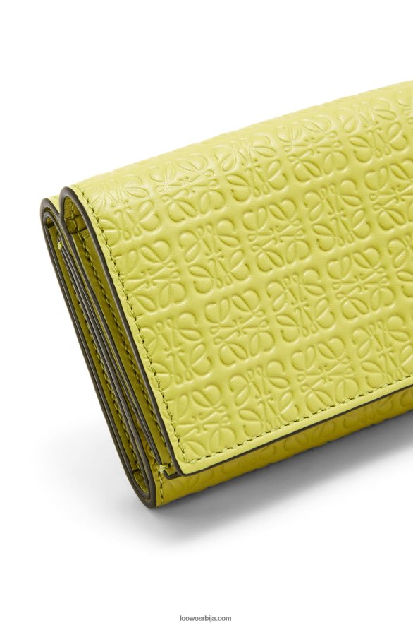 Loewe Жене поновљени троструки новчаник од рељефне свилене телеће коже лимето жута HJTY1317