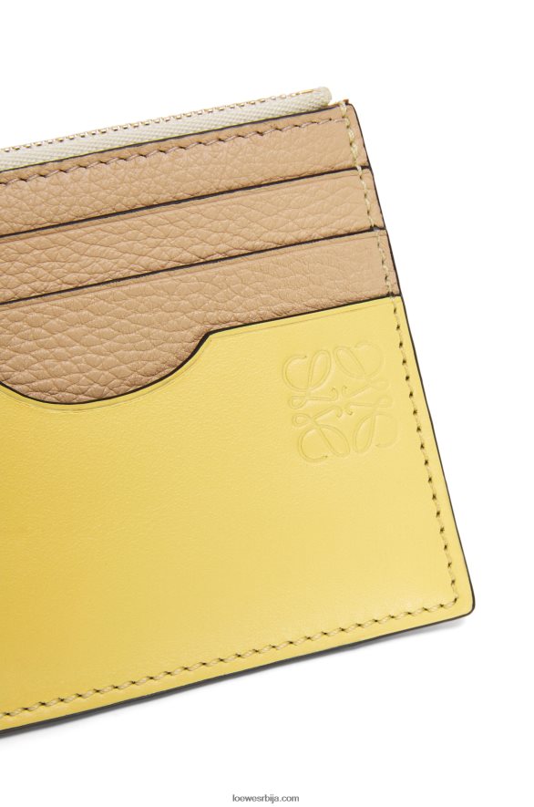 Loewe Жене квадратни држач картице од мекане телеће коже са ланцем путер/бледи лимун HJTY1378