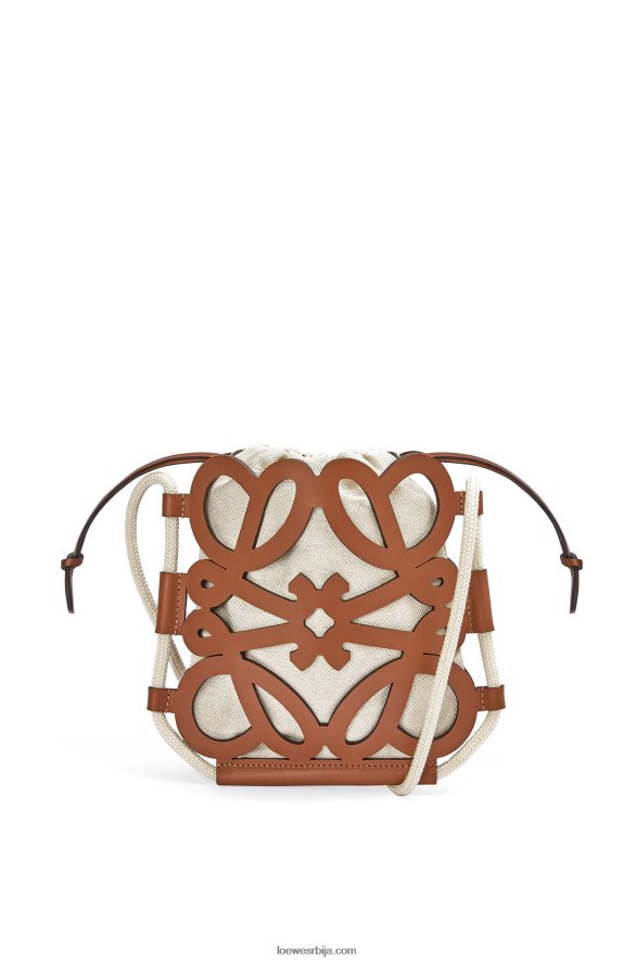 Loewe Жене попречно тело са анаграмским изрезом од класичне телеће коже и платна тан/ецру HJTY327