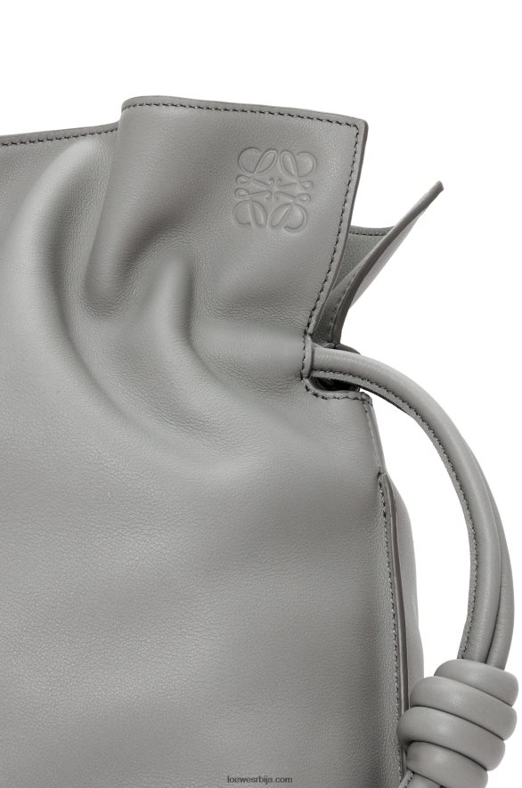 Loewe Жене велики фламенко квачило од напа телеће коже бисерно сива HJTY189