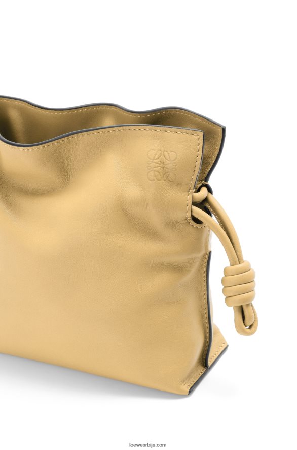 Loewe Жене мини фламенко квачило од напа телеће коже тамни путер HJTY208