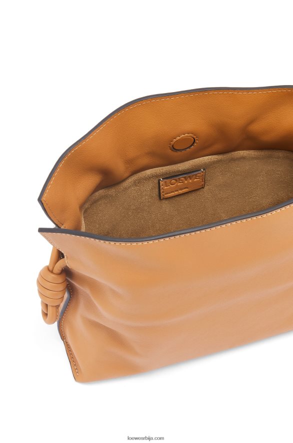 Loewe Жене мини фламенко квачило од напа телеће коже топла пустиња HJTY216