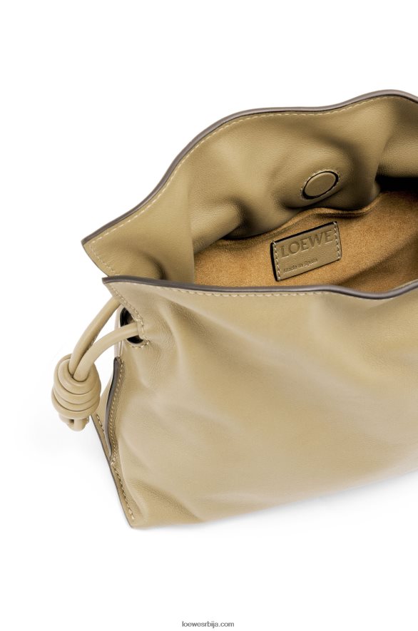 Loewe Жене мини фламенко квачило од напа телеће коже глине зелена HJTY217