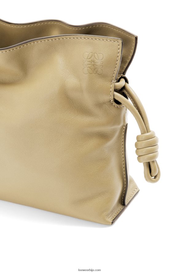 Loewe Жене мини фламенко квачило од напа телеће коже глине зелена HJTY217