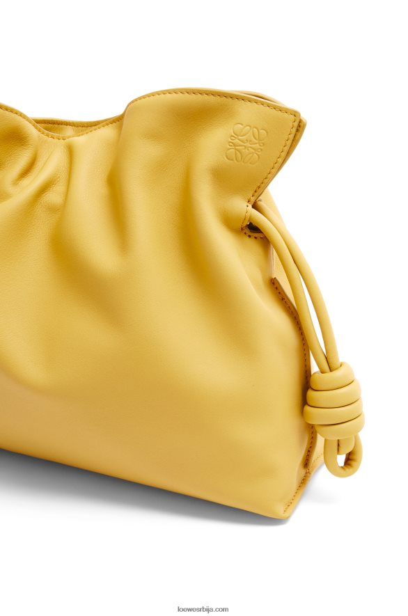 Loewe Жене фламенко квачило од напа телеће коже бледожута глазура HJTY448