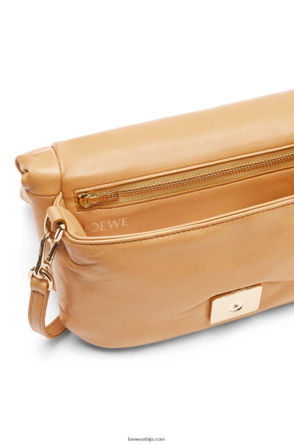 Loewe Жене мини пуффер гоиа торба од сјајне напа јагњеће коже Камила HJTY245