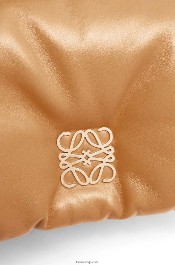 Loewe Жене мини пуффер гоиа торба од сјајне напа јагњеће коже Камила HJTY245
