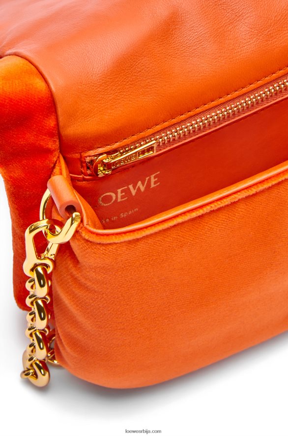 Loewe Жене мини пуффер гоиа торба од сомота корално црвена HJTY249