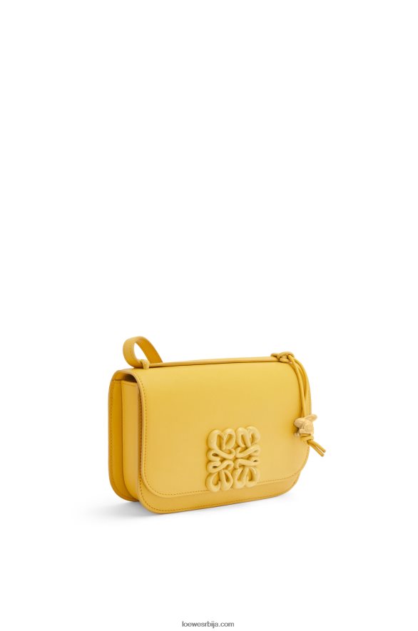 Loewe Жене мала гоја торба од свилене телеће коже бледожута глазура HJTY263