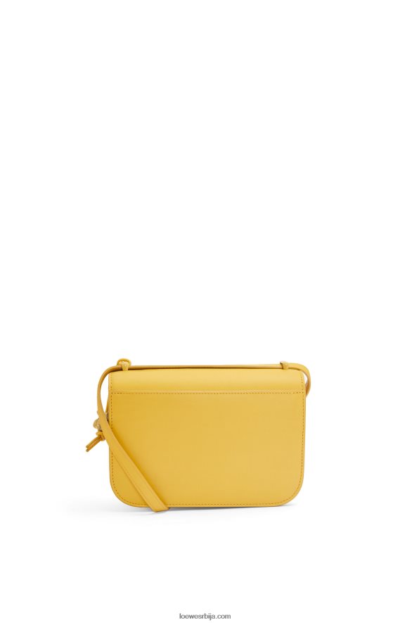 Loewe Жене мала гоја торба од свилене телеће коже бледожута глазура HJTY263