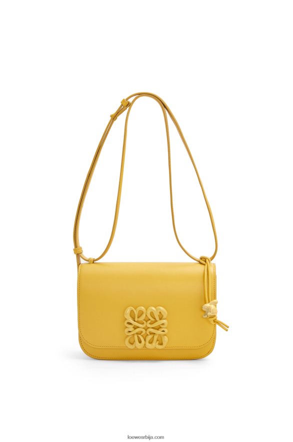 Loewe Жене мала гоја торба од свилене телеће коже бледожута глазура HJTY263