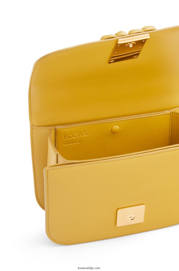 Loewe Жене мала гоја торба од свилене телеће коже бледожута глазура HJTY263