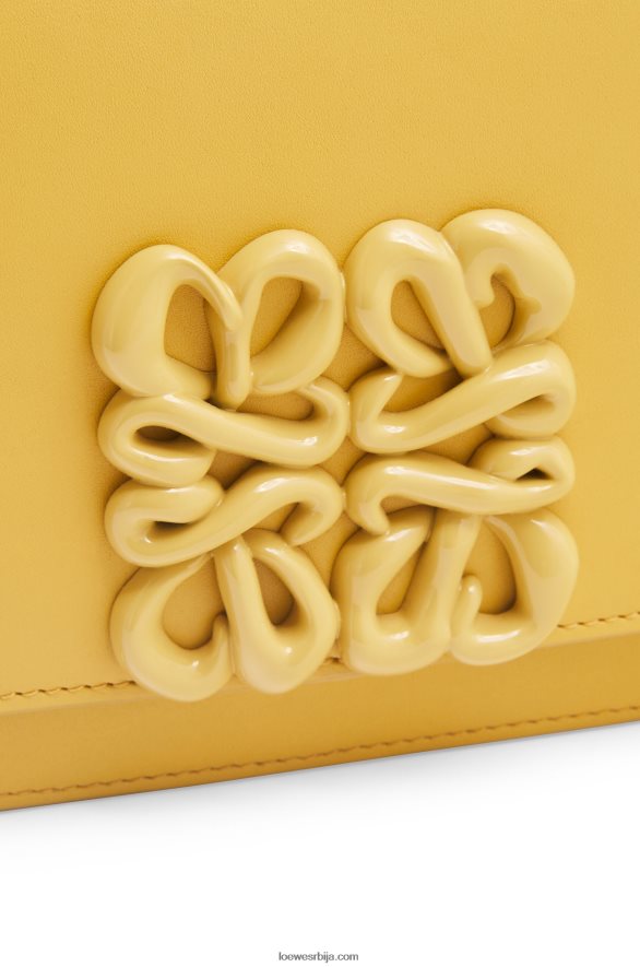 Loewe Жене мала гоја торба од свилене телеће коже бледожута глазура HJTY263